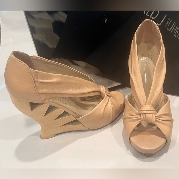 These are the cutest shoes!!!! Like new donald j pliner size 6 beige Napa heels - Picture 3 of 4